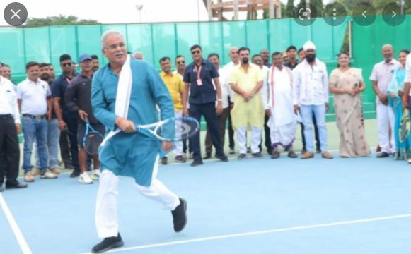 Breaking : लॉन टेनिस कोर्ट में मुख्यमंत्री बघेल ने लगाया सर्विस शॉट